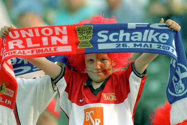 Union-Fan mit Freundschaftsschal Fußball Herren DFB-Pokal 2000 2001, Finale, Pokalfinale, Endspiel, Pokalendspiel Einzelbild Olympiastadion Berlin