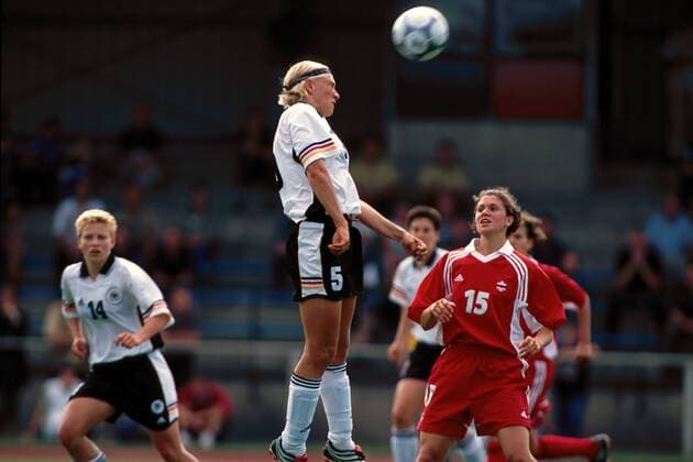 Doris Fitschen (Deutschland) - Kopfball, daneben Wanda Rozwadowska (Kanada) Fußball Länderspiel Damen Freundschaftsspiel 2001, Frauen, Frauenfußball, Frauennationalmannschaft, Nationalmannschaft Gruppe Hubert-Houben-Stadion Goch Dynamik,