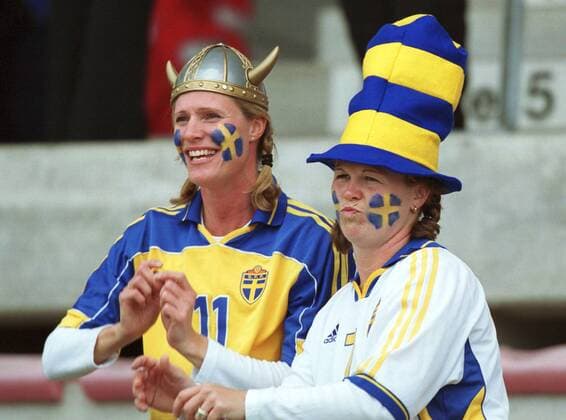 Schwedische Fans unterstützen die Frauennationalmannschaft Fußball EM Damen Europameisterschaft 2001, Länderspiel, Gruppenspiel, Gruppe A, Frauen, Frauenfußball Gruppe Steigerwaldstadion Erfurt