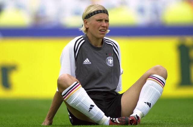 Doris Fitschen (Deutschland) am Boden Fußball EM Damen Europameisterschaft 2001, Länderspiel, Gruppenspiel, Gruppe A, Frauen, Frauenfußball Einzelbild Steigerwaldstadion Erfurt