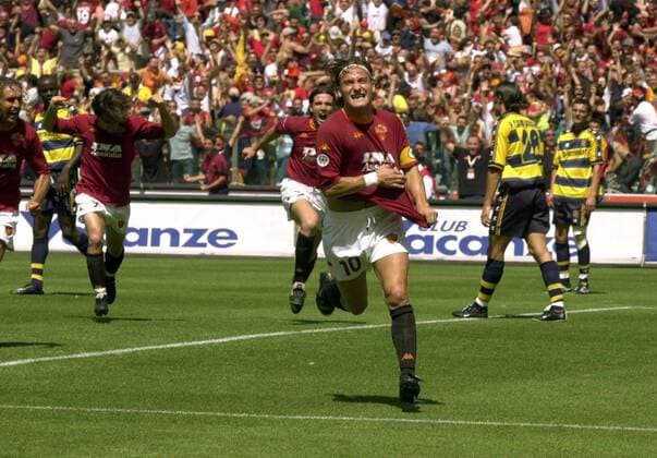 Torschütze Francesco Totti (Roma) jubelt Fußball Herren Serie A 2000 2001, 1. italienische Liga, AS Rom - AC Parma 3:1 Totale Stadio Olimpico, Olympiastadion Rom Freude, Begeisterung,