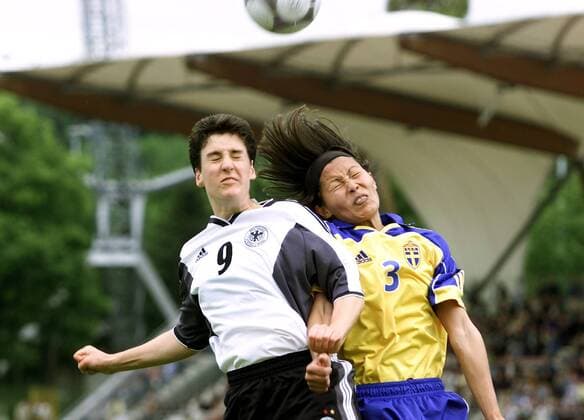Birgit Prinz (Deutschland, li.) im Kopfballduell mit Jane Törnqvist (Schweden) Fußball EM Damen Europameisterschaft 2001, Länderspiel, Gruppenspiel, Gruppe A, Frauen, Frauenfußball Gruppe Steigerwaldstadion Erfurt Dynamik, Kampf,