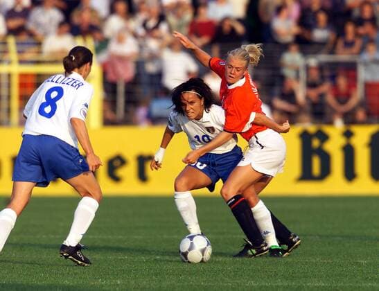 Tatiana Zorri (Italien, li.) im Duell mit Solveig Gulbrandsen (Norwegen) Fußball EM Damen Europameisterschaft 2001, Länderspiel, Gruppenspiel, Gruppe B, Frauen, Frauenfußball Gruppe Stadion an der Kreuzeiche Reutlingen Dynamik, Kampf,