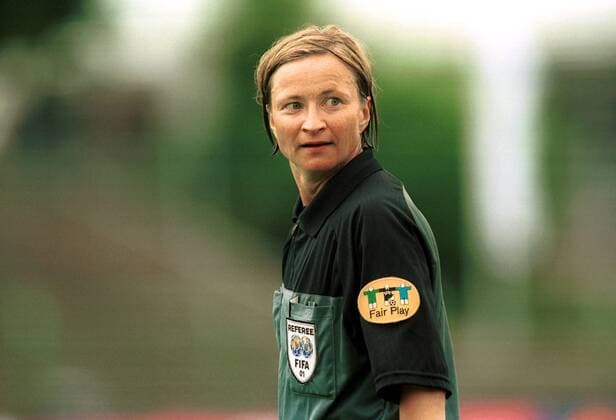 FIFA-Schiedsrichterin Katriina Elovirta (Finnland) Fußball EM Damen Europameisterschaft 2001, Länderspiel, Gruppenspiel, Gruppe A, Frauen Einzelbild Steigerwaldstadion Erfurt