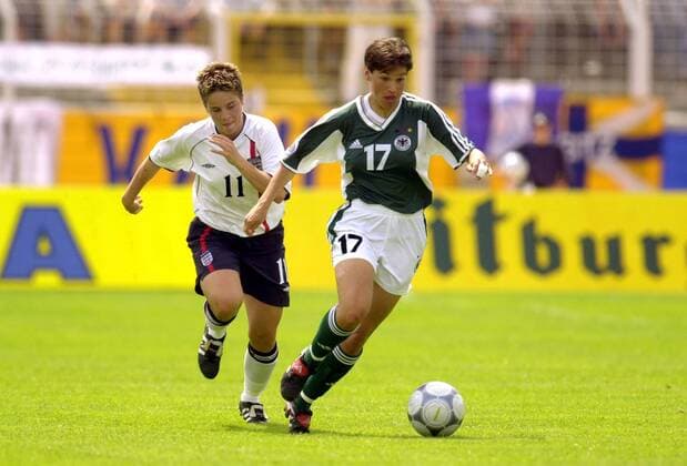Ariane Hingst (Deutschland) am Ball, verfolgt von Susan Smith (England) Fußball EM Damen Europameisterschaft 2001: Gruppenspiel, Gruppe A, Frauen, Frauenfußball Gruppe Ernst-Abbe-Sportfeld Jena Dynamik,