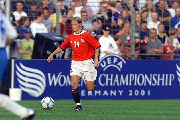 Dagny Mellgren (Norwegen) am Ball Fußball EM Damen Europameisterschaft 2001, Länderspiel, Gruppenspiel, Gruppe B, Frauen, Frauenfußball, Vdig Einzelbild Stadion an der Kreuzeiche Reutlingen Dynamik,