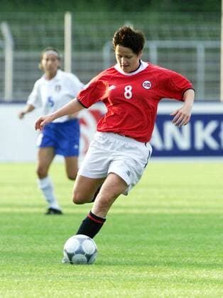 Hege Riise (Norwegen) am Ball Fußball EM Damen Europameisterschaft 2001, Länderspiel, Gruppenspiel, Gruppe B, Frauen, Frauenfußball, Vdig Einzelbild Stadion an der Kreuzeiche Reutlingen Dynamik,