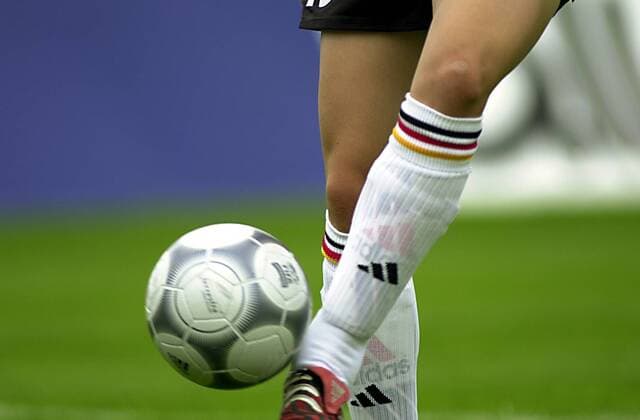 Dribbling Fußball EM Damen Europameisterschaft 2001, Länderspiel, Gruppenspiel, Gruppe A, Frauen, Frauenfußball, Vdig Einzelbild Steigerwaldstadion Erfurt