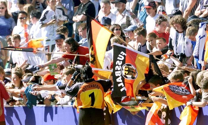 Torfrau Silke Rottenberg (Deutschland) feiert mit den Fans Fußball EM Damen Europameisterschaft 2001, Frauen, Frauenfußball, Frauennationalmannschaft, Länderspiel Totale Donaustadion Ulm Masse, Begeisterung, Freude,