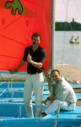 Bundestrainer Heiner Brand (li.) und Assistent Bob Hanning (beide Deutschland) auf einer Segelyacht Handball Herren Nationalmannschaft 2001, Nationalteam, Shooting, Fotoshooting, Fototermin Gruppe Freude,