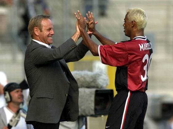Trainer Jürgen Röber (li.) jubelt mit Marcelinho (beide Hertha) Fußball 1. BL Herren Ligapokal 2001 2002, Ligacup, Liga-Pokal, Cup, Finale, Endspiel, Hertha BSC Berlin Gruppe Carl-Benz-Stadion Mannheim Freude,