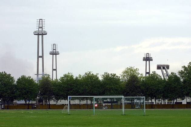 Sprengung des Stadions Wankdorf ( dem Wunder von Bern 1954) im Hintergrund - drei Lichtmasten bleiben stehen Fußball Herren Nationalmannschaft 2001 2002, Nationalteam, Schweiz, Vdig, Abriß, Abriss, Stadionabriss, Totale Stadionabriß, abreißen Wankdorfstadion, Bern