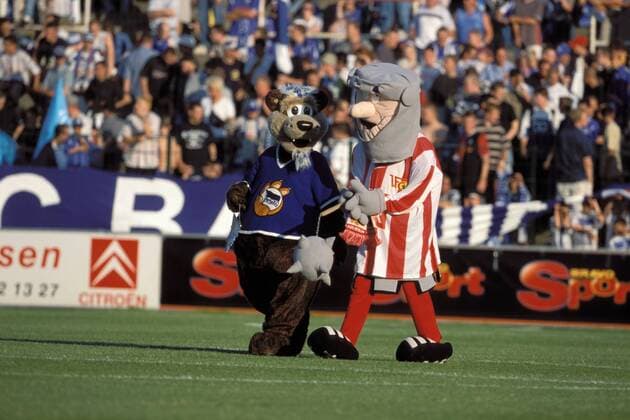 Ritter Eisenheart (Union, re.) und Herthinho (Hertha) zusammen auf dem Spielfeld Fußball Herren Saisonvorbereitung 2001 2002, Testspiel, Test, 1.FC Union Berlin - Hertha BSC Berlin 0:1, Vdia Gruppe Alte Försterei, Stadion an der Wuhlheide Berlin, Eisenhart