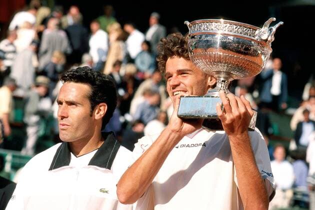 Gustavo Kuerten (Brasilien, re.) und Alex Corretja (Spanien) während der Siegerehrung Tennis Herren French Open 2001, Grand-Slam, ATP-Tour, Sand, Sandplatz, Sandplatztennis, Sandplatzturnier, Vdia Gruppe Roland Garros Paris