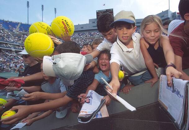 Kinder reißen sich um Autogramme Tennis Herren US Open 2000, ATP-Tour, Grand Slam Gruppe Flushing Meadow New York