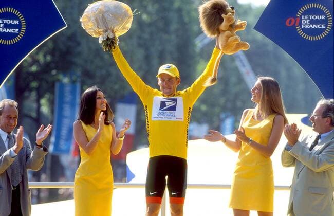 Gesamtsieger Lance Armstrong (USA US Postal Service) genießt den Applaus Radsport Herren Tour de France 2001, Radrennsport, Straßenradsport, Straßenradrennsport, Radrennen, Vdia Gruppe Champs-Elysee, Elysees Paris Freude, Begeisterung,