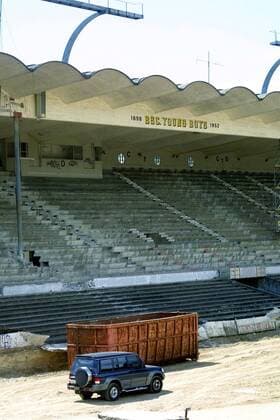 Abrissarbeiten am Stadion Wankdorf (dem Wunder von Bern 1954) - Spielstätte der BSC Young Boys Fußball Herren Wankdorfstadion 2001 2002, Stadionabriß, Stadionabriss, Abriß, Abriss, Vdig Totale Schweizer Nationalstadion Bern