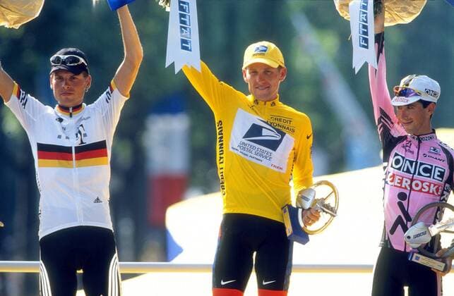 Siegerehrung auf dem Champs-Elysees, Gesamtsieger Lance Armstrong (USA US Postal Service, Mitte) mit Jan Ullrich (Deutschland Team Deutsche Telekom, li.) und Joseba Beloki (Spanien ONCE) Radsport Herren Tour de France 2001, Radrennsport, Straßenradsport, Straßenradrennsport, Radrennen Gruppe Champs-Elysees, Elysee Paris Freude,