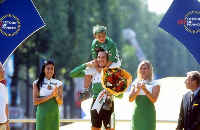 Erik Zabel (Deutschland Team Deutsche Telekom) nimmt bei der Siegerehrung mit seinem Sohn Rick das grüne Trikot entgegen Radsport Herren Tour de France 2001, Radrennsport, Straßenradsport, Straßenradrennsport, Radrennen Gruppe Champs-Elysees, Elysee Paris Freude,