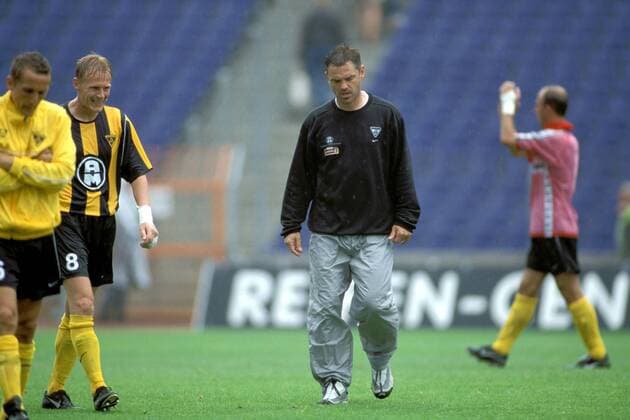 Fußball, Trainerhistorie, Alemannia Aachen Trainer Eugen Hach (re.) und Marco Zernicke (beide Aachen) enttäuscht Fußball 2. BL Herren Saison 2001 2002, Hannover - Alemannia Aachen 3:0, Vdia Gruppe Niedersachsenstadion Hannover Enttäuschung,
