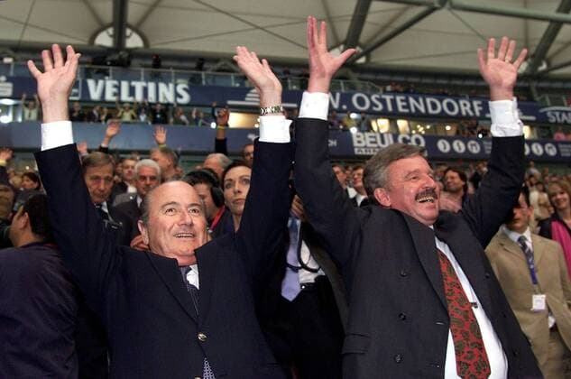 FIFA-Präsident Joseph Blatter (Schweiz, li.) und FDP-Politiker Jürgen W. Möllemann - LaOla in der neuen Arena Auf Schalke Fußball 1. BL Herren Saison 2001 2002, Stadioneinweihung, Stadioneröffnung, Einweihung, Eröffnung, FC Schalke 04, Vdig Gruppe SchalkeArena, AufSchalkeArena, AufSchalke, Auf Gelsenkirchen Freude, Begeisterung,
