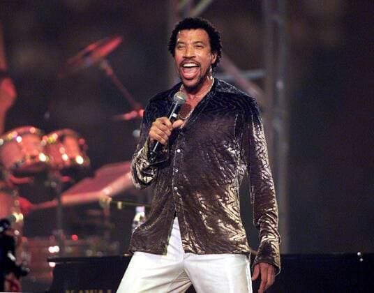 Lionel Ritchie singt in der neuen Arena Auf Schalke Fußball 1. BL Herren Saison 2001 2002, Stadioneinweihung, Stadioneröffnung, Einweihung, Eröffnung, FC Schalke 04, Vdig Einzelbild SchalkeArena, AufSchalkeArena, AufSchalke, Auf Gelsenkirchen