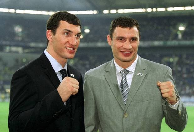Wladimir (li., WBO-Weltmeister) und Bruder Witali Klitschko (beide Ukraine) Fußball 1. BL Herren Saison 2001 2002, Stadioneinweihung, Stadioneröffnung, Eröffnung, Einweihung, FC Schalke 04 Gruppe SchalkeArena, AufSchalkeArena, AufSchalke Klichko, Klitchko, Gelsenkirchen Freude,