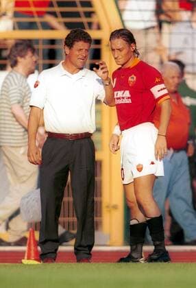 Trainer Fabio Capello (li.) im Gespräch mit seinem Kapitän Francesco Totti (beide Roma) am Spielfeldrand Fußball Herren Serie A 2001 2002, 1. Italienische Liga, Saisonvorbereitung, Sommerpause, Test, Testspiel, AS Rom Gruppe Jahnstadion, Friedrich-Ludwig-Jahn-Sportpark Berlin