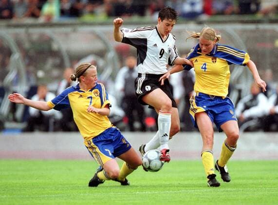 Birgit Prinz (Deutschland, Mitte) im Duell mit Hanna Marklund (re.) und Sara Larsson (beide Schweden) Fußball EM Damen Europameisterschaft 2001, Frauen, Frauenfußball, Frauennationalmannschaft, Länderspiel, Endspiel Gruppe Donaustadion Ulm Dynamik,