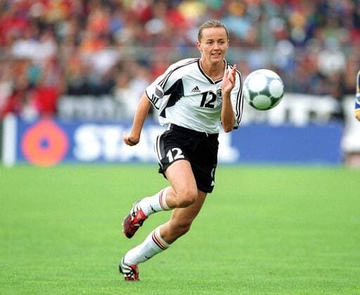 Claudia Müller (Deutschland) am Ball Fußball EM Damen Europameisterschaft 2001, Frauen, Frauenfußball, Frauennationalmannschaft, Länderspiel, Endspiel Einzelbild Donaustadion Ulm Dynamik,