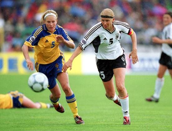 Doris Fitschen (Deutschland, re.) im Duell mit Kristin Bengtsson (Schweden) Fußball EM Damen Europameisterschaft 2001, Frauen, Frauenfußball, Frauennationalmannschaft, Länderspiel, Endspiel Gruppe Donaustadion Ulm Dynamik,