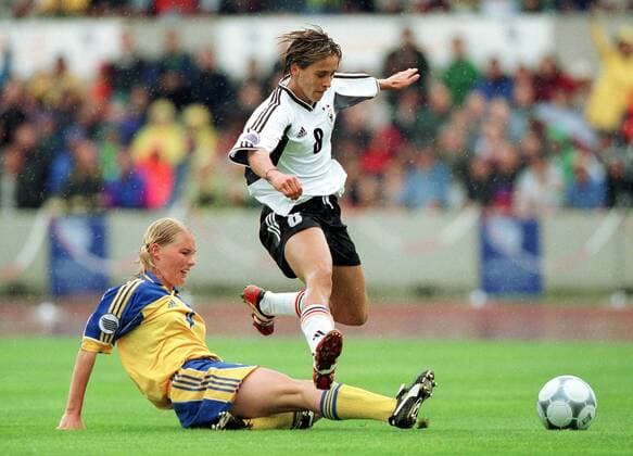Sandra Smisek (Deutschland, vorn) im Duell mit Hanna Marklund (Schweden) Fußball EM Damen Europameisterschaft 2001, Frauen, Frauenfußball, Frauennationalmannschaft, Länderspiel, Endspiel Gruppe Donaustadion Ulm Dynamik,