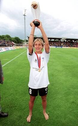 Sandra Smisek (Deutschland) präsentiert den Pokal Fußball EM Damen Europameisterschaft 2001, Frauen, Frauenfußball, Frauennationalmannschaft, Länderspiel, Endspiel Einzelbild Donaustadion Ulm Freude,