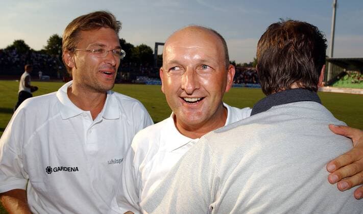 Fußball, Trainerhistorie, SSV Ulm 1846 Trainer Harald Brobeil (SSV Ulm, Mitte) jubelt Fußball Herren DFB-Pokal 2001 2002, Pokalspiel, Verbandsliga Württemberg Gruppe Donaustadion Ulm Harmonie, Freude,