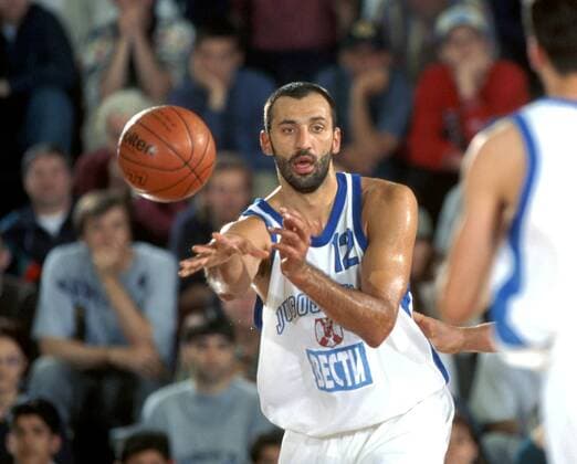 EuroBasket 2022, Historie, Die besten Spieler Europas Vlade Divac (Jugoslawien) am Ball Basketball Länderspiel Herren Supercup 1996, Super-Cup, Nationalmannschaft, Nationalteam: Jugoslawien Einzelbild Schmelinghalle Berlin Dynamik,