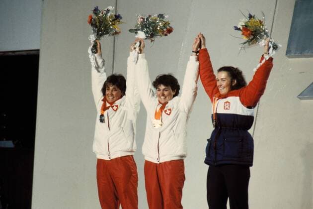 V.li.: Maria Walliser, Michela Figini (beide Schweiz) und Olga Charvatova (CSSR) Alpiner Skilauf OS Winter Damen Olympische Spiele 1984, Olympia, Olympiade, Winterspiele, Ski-Alpin, Skisport Gruppe Bjelasnica Sarajevo Freude,