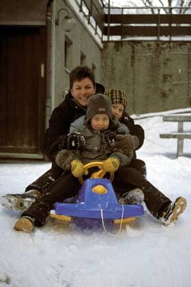 Michela Figini (Schweiz) und ihre Kinder - Schlittenfahren Alpiner Skilauf Damen Ski-Alpin 1995, Skisport, Shooting, Fotoshooting, Fototermin, Fotostory, Homestory, privat Gruppe Glück, Freude,