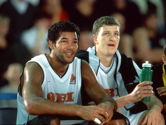 Stephen Arigbabu (li.) und Patrick Femerling (beide Deutschland) sitzen auf der Bank Basketball Länderspiel Herren 4 Nations Cup 2001, Four, Nationen Turnier, Nationalmannschaft, Nationalteam Gruppe Volkswagenhalle Braunschweig Erschöpfung,