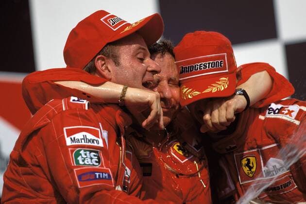 V.li.: Rubens Barrichello (Brasilien), Teamchef Jean Todt (Frankreich) und Michael Schumacher (Deutschland alle Ferrari) Motorsport Grand Prix Herren Großer Preis von Ungarn 2001, Formel 1 Weltmeisterschaft, F1, F, GP, WM, Vdia Gruppe Hungaroring Budapest Freude,