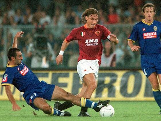 Leonardo Colucci (li., Verona) gegen Francesco Totti (Roma) Fußball Herren Serie A 2001 2002, 1. Italienische Liga, Hellas Verona - AS Rom 1:1, Vneg Gruppe Stadio Marc Antonio Bentegodi Verona Dynamik,