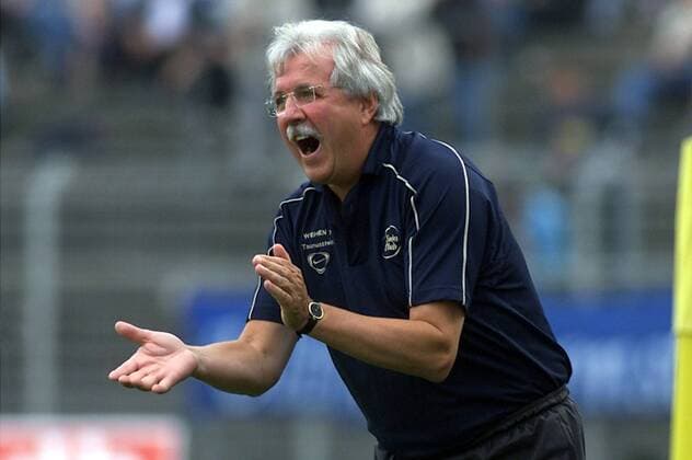 Trainer Gerd Schwickert (Wehen) lautstark Fußball Herren Regionalliga Süd 2001 2002, 3. Liga, Darmstadt - SV Wehen 2:1 Einzelbild Böllenfalltor Darmstadt Spannung,