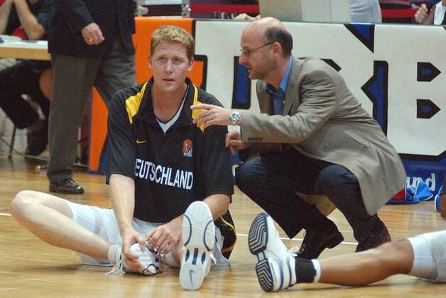 Shawn Bradley (li.) im Gespräch mit Bundestrainer Henrik Dettmann (beide Deutschland) Basketball Länderspiel Herren Freundschaftsspiel 2001, Test, Testspiel, Nationalmannschaft, Nationalteam, Vdig Gruppe Bremer Stadthalle Bremen