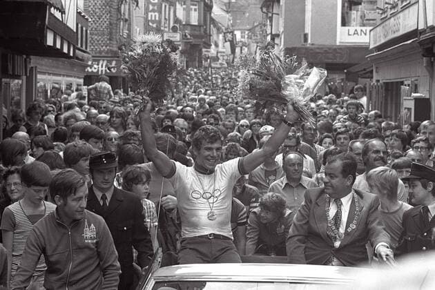 Olympiasieger Gregor Braun (Deutschland) beim Empfang in Neustadt Radsport Herren Radrennsport 1976, Straßenradsport, Straßenradrennsport, Radrennen, Totale Neustadt Masse, Glück, Freude,