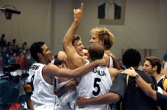 V.li. Stefano Garris, Patrick Femerling, Ademola Okulaja, Dirk Nowitzki, Stephen Arigbabu und Drazan Tomic (alle Deutschland) jubelnd Basketball EM Herren Eurobasket 2001, Europameisterschaft, Länderspiel, Nationalmannschaft, Nationalteam, Nationaltrikot Gruppe Anfa Expo Center Antalya Freude, Begeisterung,