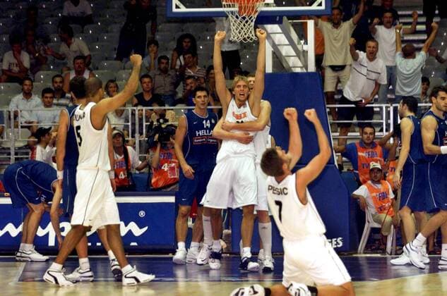 EuroBasket 2022, DBB, Historie, EM - Historie V.li. Ademola Okulaja, Dirk Nowitzki, Patrick Femerling und Marko Pesic (alle Deutschland) jubelnd Basketball EM Herren Eurobasket 2001, Europameisterschaft, Länderspiel, Nationalmannschaft, Nationalteam, Nationaltrikot Gruppe Anfa Expo Center Antalya Freude, Begeisterung,