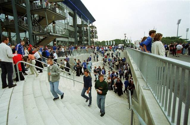 Treppenaufstieg vor der Nordkurve Fußball 1. BL Herren Saison 2001 2002, FC Schalke 04, Stadioneinweihung, Einweihung, Einweihungsfeier, Eröffnung, Auf Totale ArenaAufSchalke Gelsenkirchen