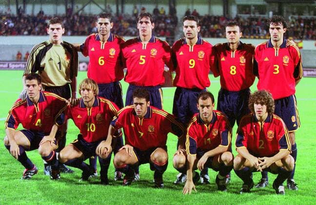 Mannschaftsfoto Spanien hinten v. li.: Torwart Iker Casillas, Fernando Hierro, Oscar Tellez Gomez, Fernando Morientes, Luis Enrique, Agustin Aranzabel; vorn: David Albelda, Gaizka Mendieta, Raul Gonzalez, Joseba Etxeberria und Carlos Puyol Fußball Länderspiel Herren WM-Qualifikation 2001, Weltmeisterschaftsqualifikation, Nationalmannschaft, Nationalteam Totale