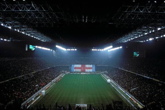 Stadio San Siro Fußball Herren Serie A 1999 2000, 1. Italienische Liga, Internazionale Mailand - AC Mailand 1:2, Derby, Lokalderby Totale Giuseppe-Meazza-Stadion, Dunkelheit, dunkel Mailand; Gesamtübersicht, ausverkauft, nachts Weite