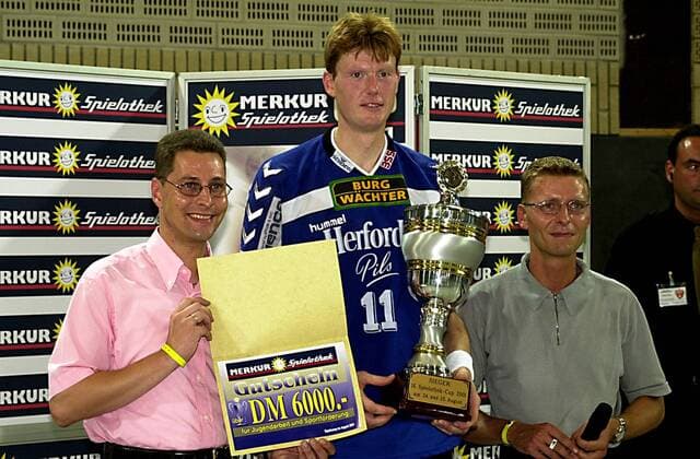 Carsten Gauselmann (li.) und Armin Gauselmann (re., beide Gauselmann AG) nehmen Volker Zerbe (TBV Lemgo) mit dem Siegerpokal in die Mitte Handball 1. BL Herren Saison 2001 2002, Spielothek-Cup, TBV Lemgo, Vdig Gruppe Kreissporthalle Lübbecke Lübbecke Freude,