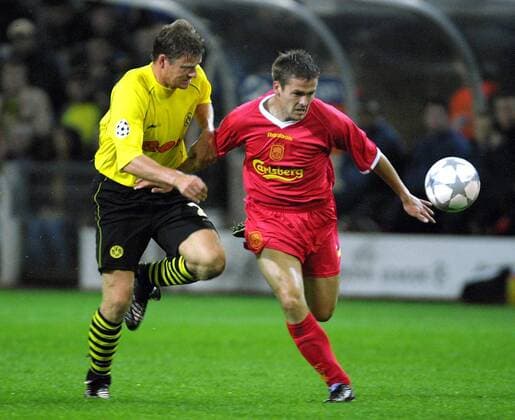 Michael Owen (re., Liverpool) gegen Christian Wörns (BVB) Fußball EC 1 Herren Champions League 2001 2002, Borussia Dortmund - Liverpool FC (England) 0:0, Vneg Gruppe Westfalenstadion Dortmund Dynamik,
